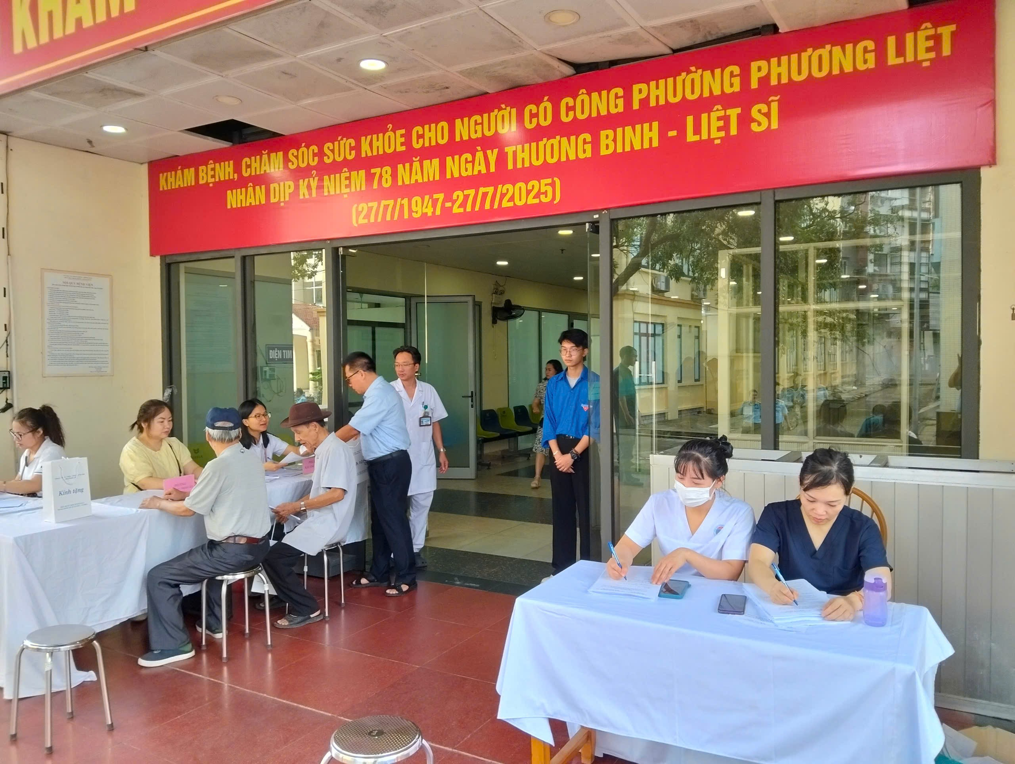 PHƯỜNG PHƯƠNG LIỆT TỔ CHỨC KHÁM, CẤP PHÁT THUỐC MIỄN PHÍ CHO NGƯỜI CÓ CÔNG VỚI CÁCH MẠNG NHÂN DỊP KỶ NIỆM 78 NĂM NGÀY THƯƠNG BINH LIỆT SĨ (27/7/1947-27/7/2025)- Ảnh 3.