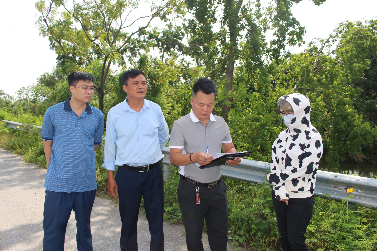 Người dân tự giác khắc phục hậu quả do sai phạm trên đất công- Ảnh 2.