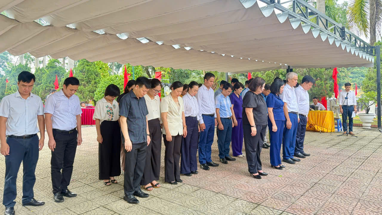 Lãnh đạo phường Nghĩa Đô dâng hương tại nghĩa trang liệt sĩ nhân ngày thương binh liệt sĩ 27/7- Ảnh 1.