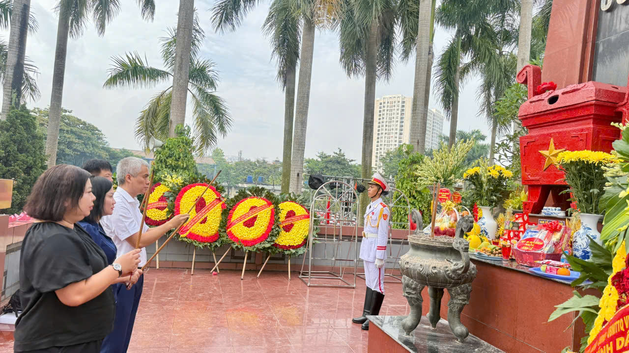Lãnh đạo phường Nghĩa Đô dâng hương tại nghĩa trang liệt sĩ nhân ngày thương binh liệt sĩ 27/7- Ảnh 2.
