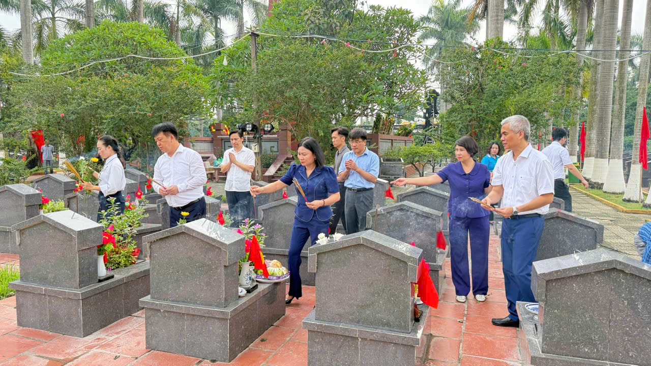 Lãnh đạo phường Nghĩa Đô dâng hương tại nghĩa trang liệt sĩ nhân ngày thương binh liệt sĩ 27/7- Ảnh 3.