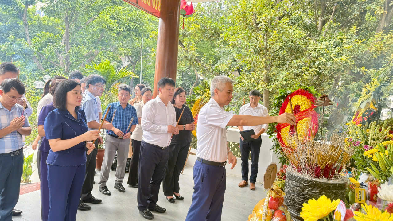 Lãnh đạo phường Nghĩa Đô dâng hương tại nghĩa trang liệt sĩ nhân ngày thương binh liệt sĩ 27/7- Ảnh 4.