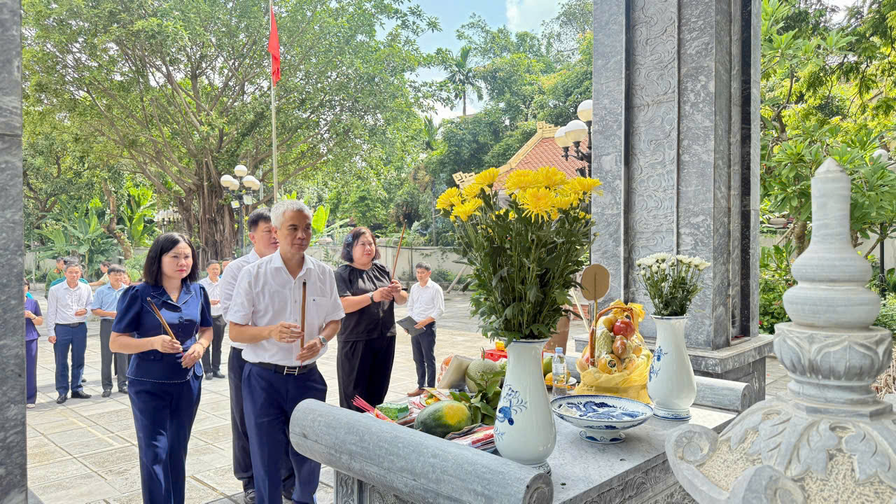 Lãnh đạo phường Nghĩa Đô dâng hương tại nghĩa trang liệt sĩ nhân ngày thương binh liệt sĩ 27/7- Ảnh 5.