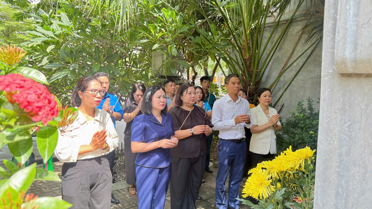 Lãnh đạo phường Nghĩa Đô dâng hương tại nghĩa trang liệt sĩ nhân ngày thương binh liệt sĩ 27/7- Ảnh 6.