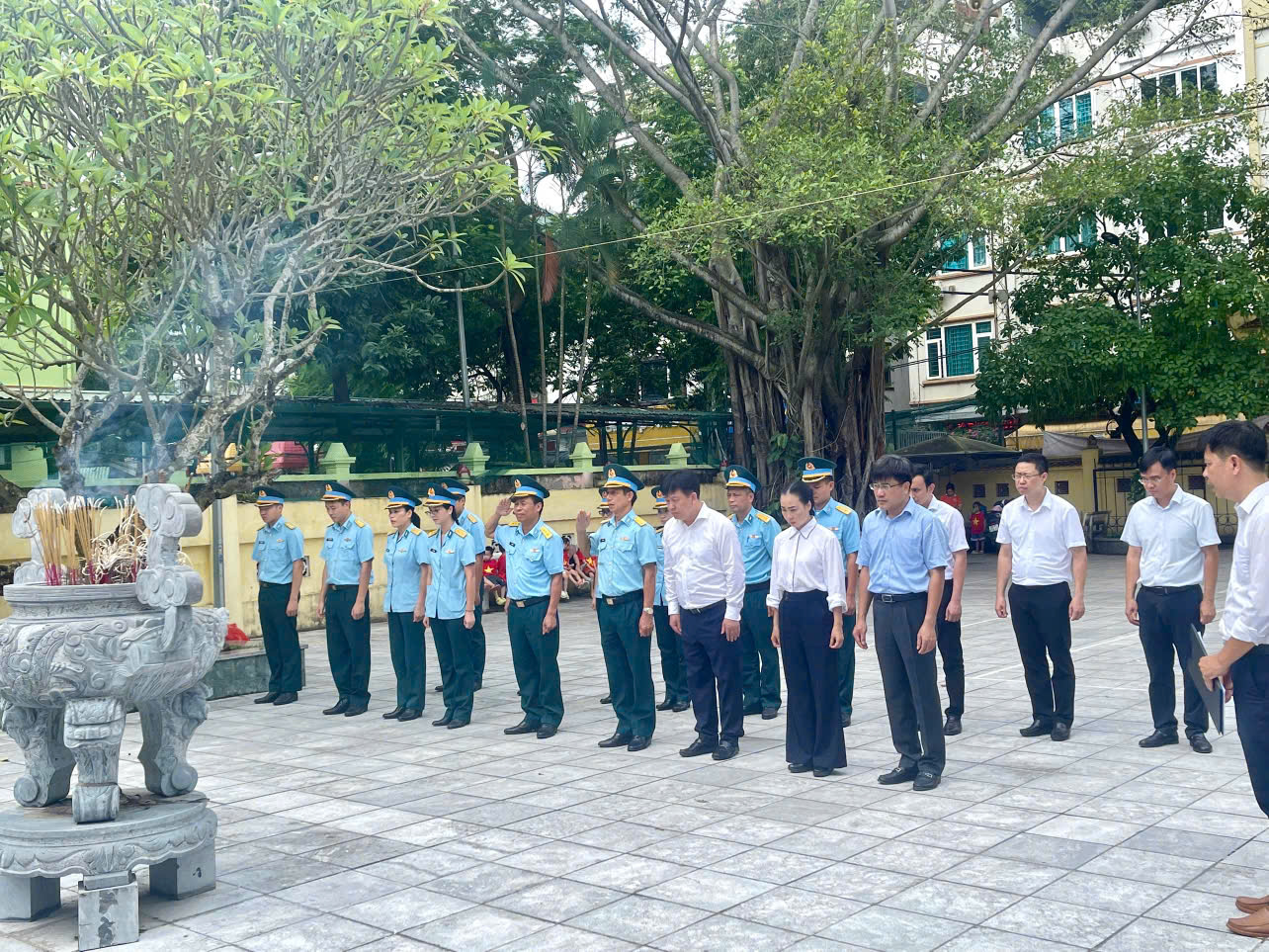 Lãnh đạo phường Nghĩa Đô dâng hương tại nghĩa trang liệt sĩ nhân ngày thương binh liệt sĩ 27/7- Ảnh 7.