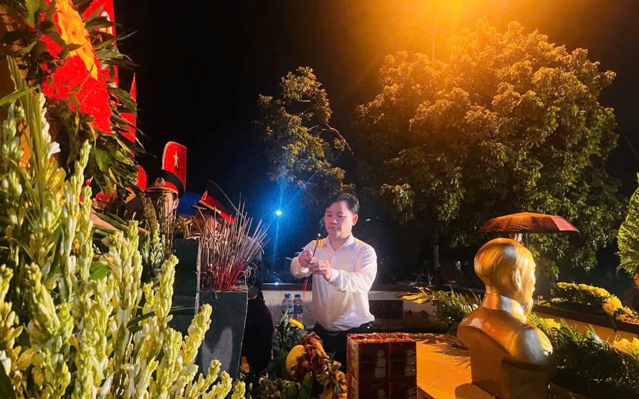 Đảng ủy - HĐND - UBND - Ủy ban MTTQ xã Liên Minh thắp nến tri ân tưởng nhớ các Anh hùng liệt sĩ