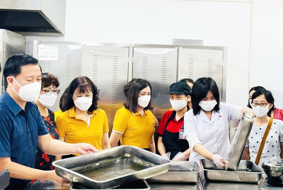 Kiểm soát tốt an toàn thực phẩm bếp ăn trường học- Ảnh 1.