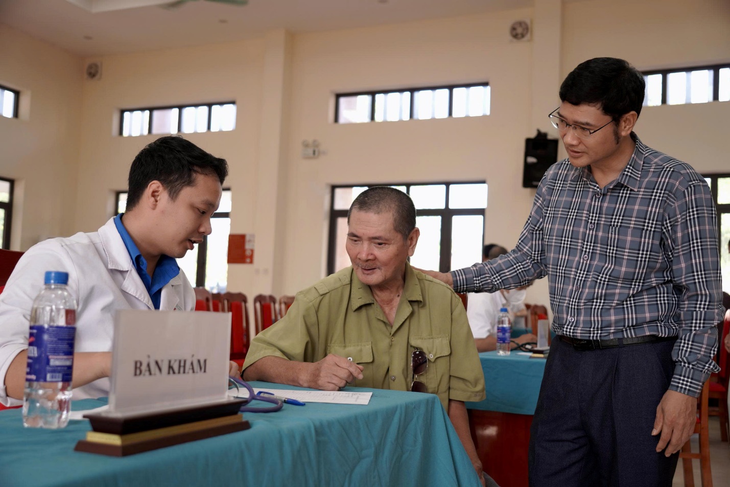 Thanh niên Phường Chương Mỹ tổ chức khám, cấp phát thuốc cho thương binh, bệnh binh nhân kỷ niệm 78 năm Ngày Thương binh - Liệt sĩ (27/7/1947 – 27/7/2025)- Ảnh 4.