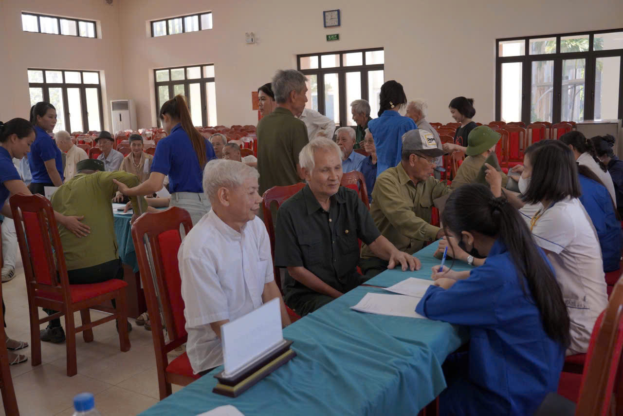 Thanh niên Phường Chương Mỹ tổ chức khám, cấp phát thuốc cho thương binh, bệnh binh nhân kỷ niệm 78 năm Ngày Thương binh - Liệt sĩ (27/7/1947 – 27/7/2025)- Ảnh 5.