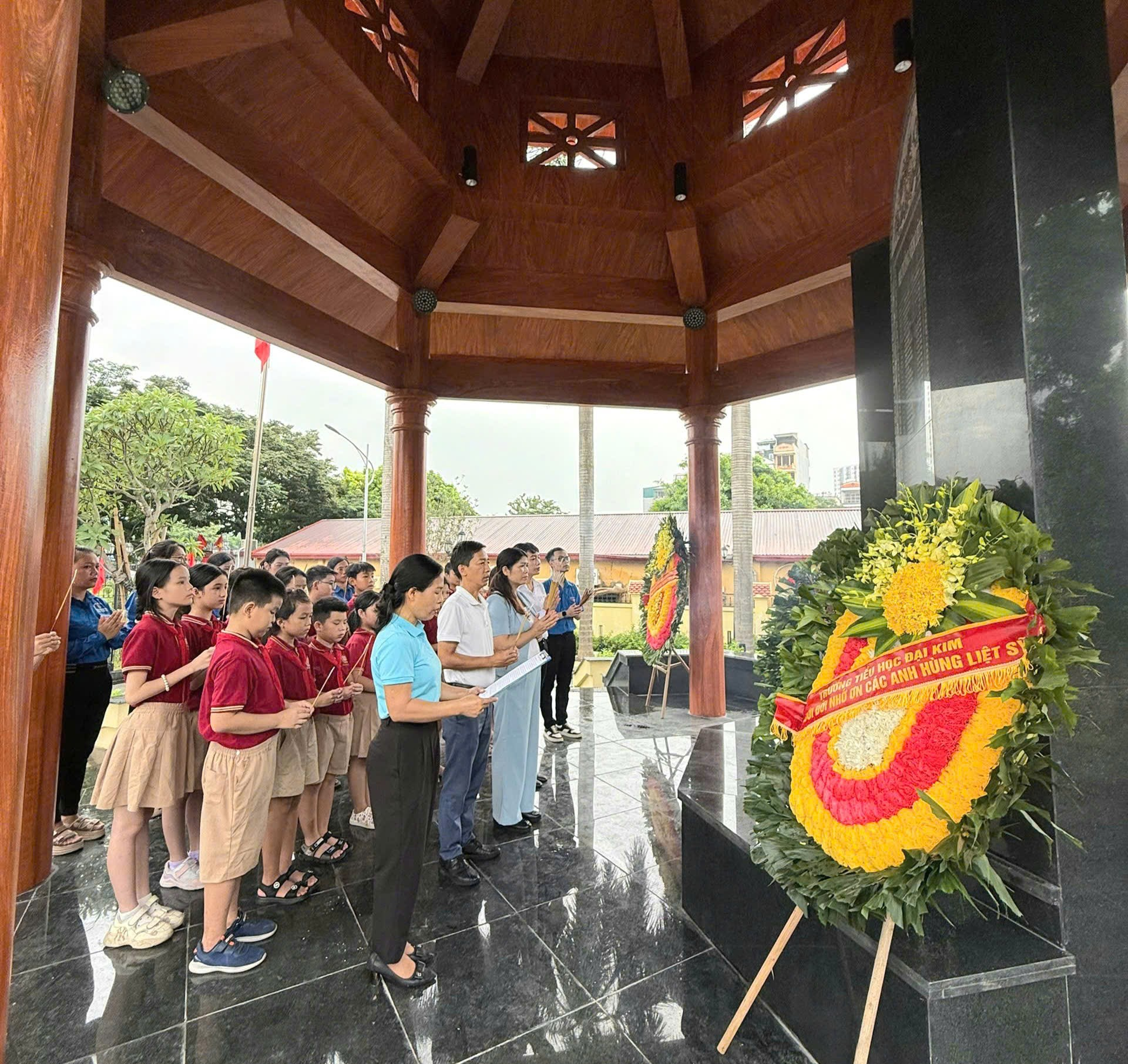 Trường Tiểu học Đại Kim tổ chức Dâng hương tưởng nhớ các Anh hùng liệt sĩ nhân dịp kỷ niệm 78 năm Ngày Thương binh, Liệt sĩ (27/7/1947 – 27/7/2025)
- Ảnh 1.