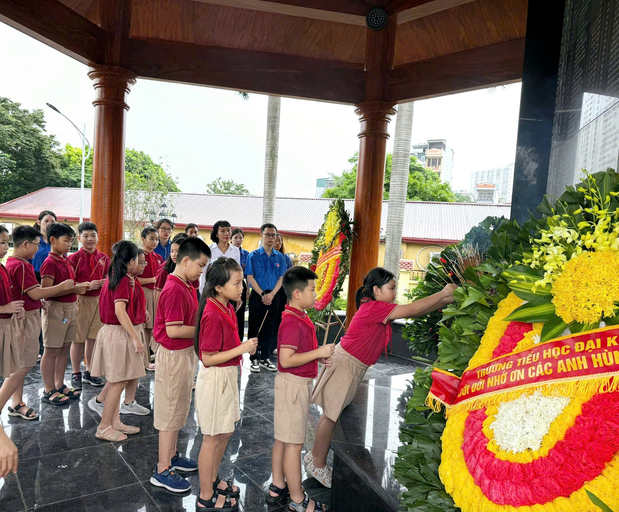 Trường Tiểu học Đại Kim tổ chức Dâng hương tưởng nhớ các Anh hùng liệt sĩ nhân dịp kỷ niệm 78 năm Ngày Thương binh, Liệt sĩ (27/7/1947 – 27/7/2025)
- Ảnh 2.