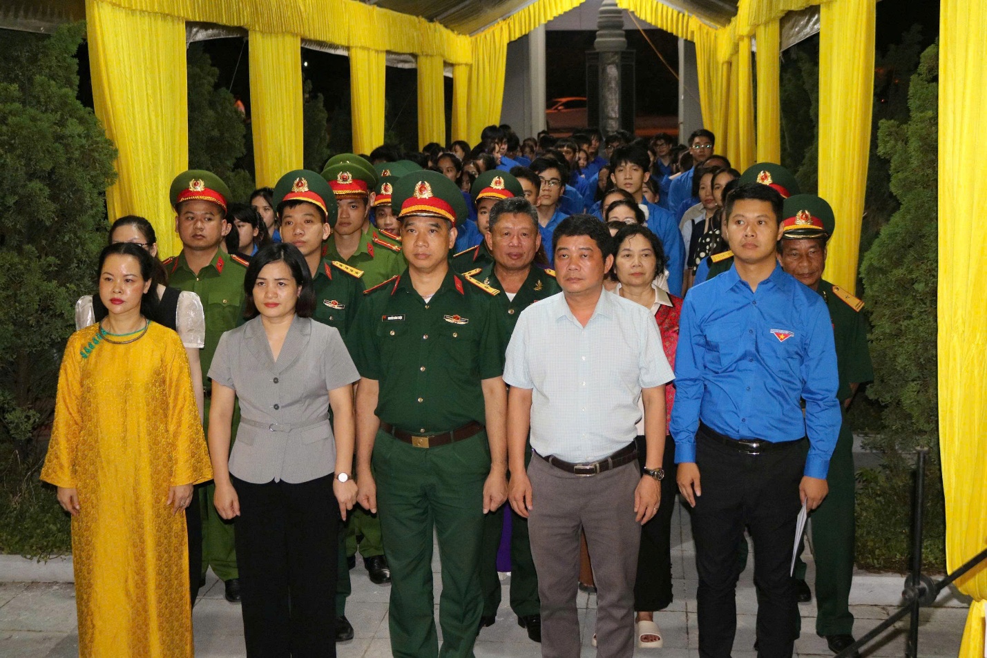 Lễ thắp nến tri ân các anh hùng liệt sĩ tại Nghĩa trang xã Mê Linh- Ảnh 1.