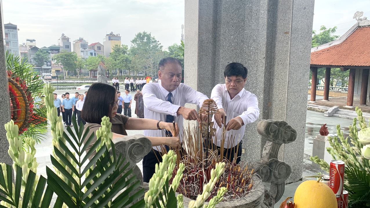 Lãnh đạo xã Đan Phượng dâng hương, hoa tưởng niệm các Anh hùng liệt sĩ nhân kỷ niệm 78  năm ngày Thương binh – Liệt sỹ- Ảnh 2.