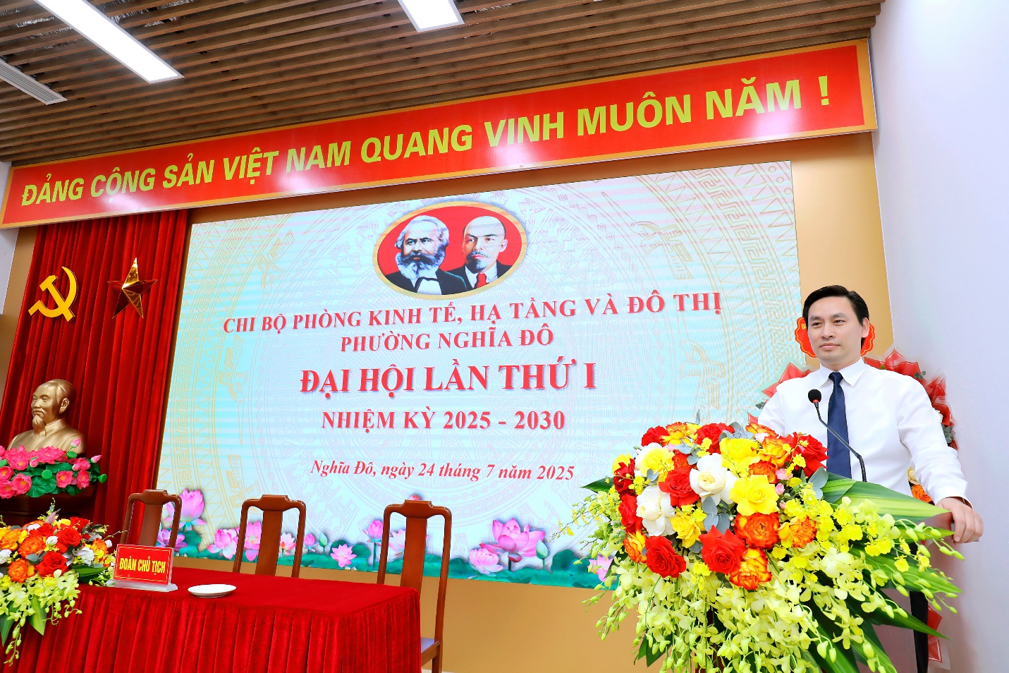 Đại hội Chi bộ Phòng Kinh tế, Hạ tầng và Đô thị phường Nghĩa Đô lần thứ I, nhiệm kỳ 2025 - 2030- Ảnh 2.