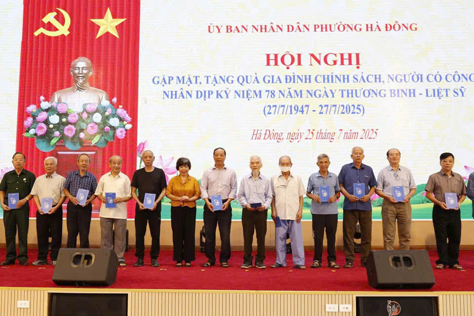 Phường Hà Đông tổ chức gặp mặt, tặng quà gia đình chính sách, người có công với cách mạng- Ảnh 3.