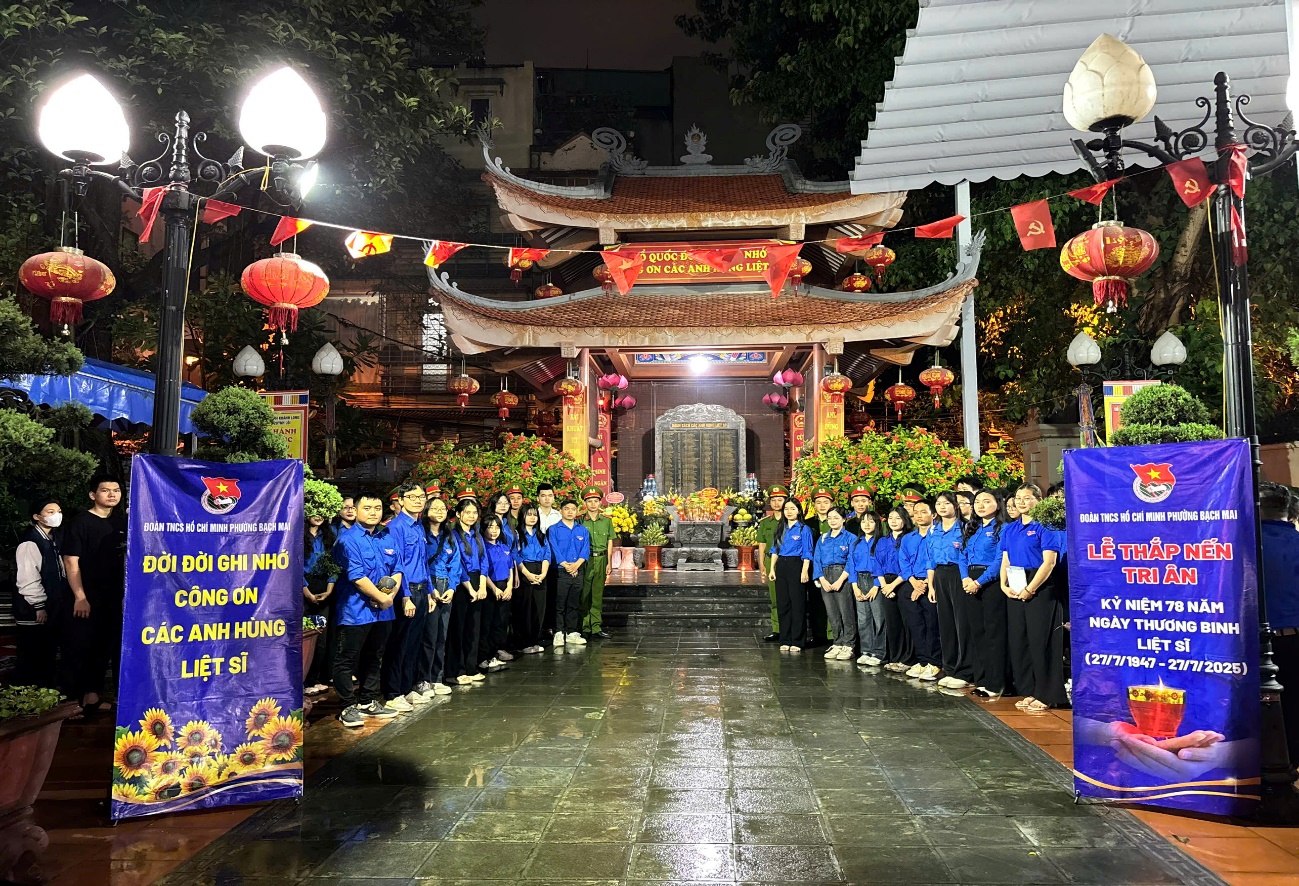 A group of people standing in a line  Description automatically generated