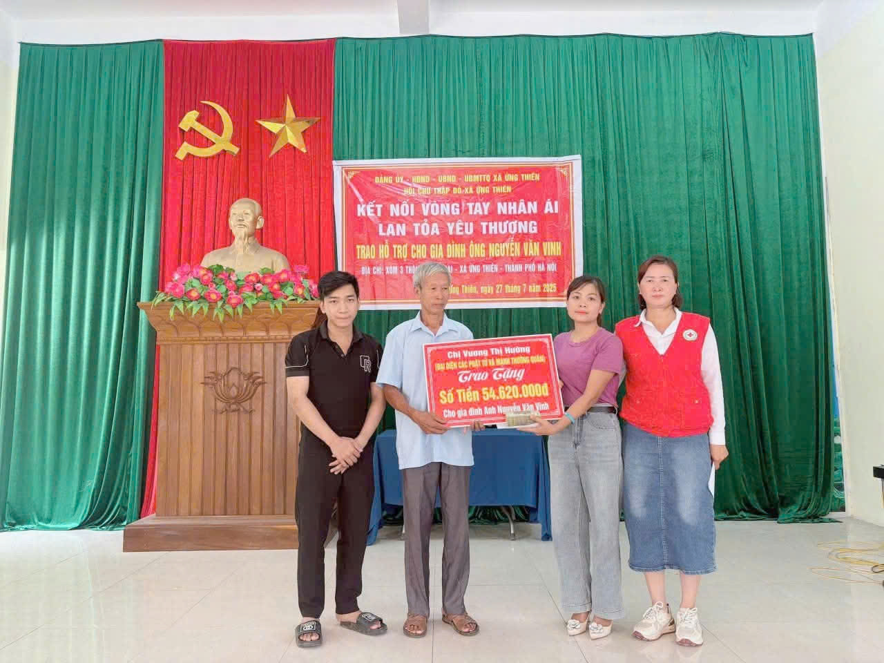 Hội Chữ thập đỏ xã Ứng Thiên trao quà hỗ trợ gia đình anh Nguyễn Văn Vinh, thôn Viên Ngoại- Ảnh 2.