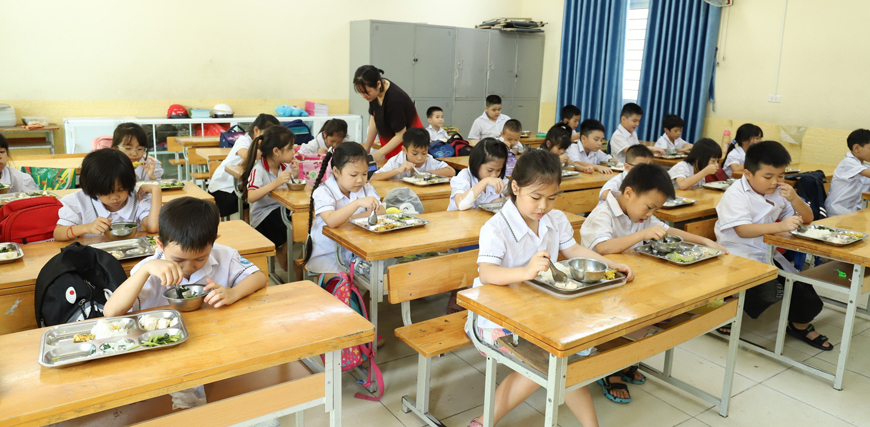 Chương Mỹ triển khai tổ chức các bữa ăn bán trú cho học sinh- Ảnh 1.