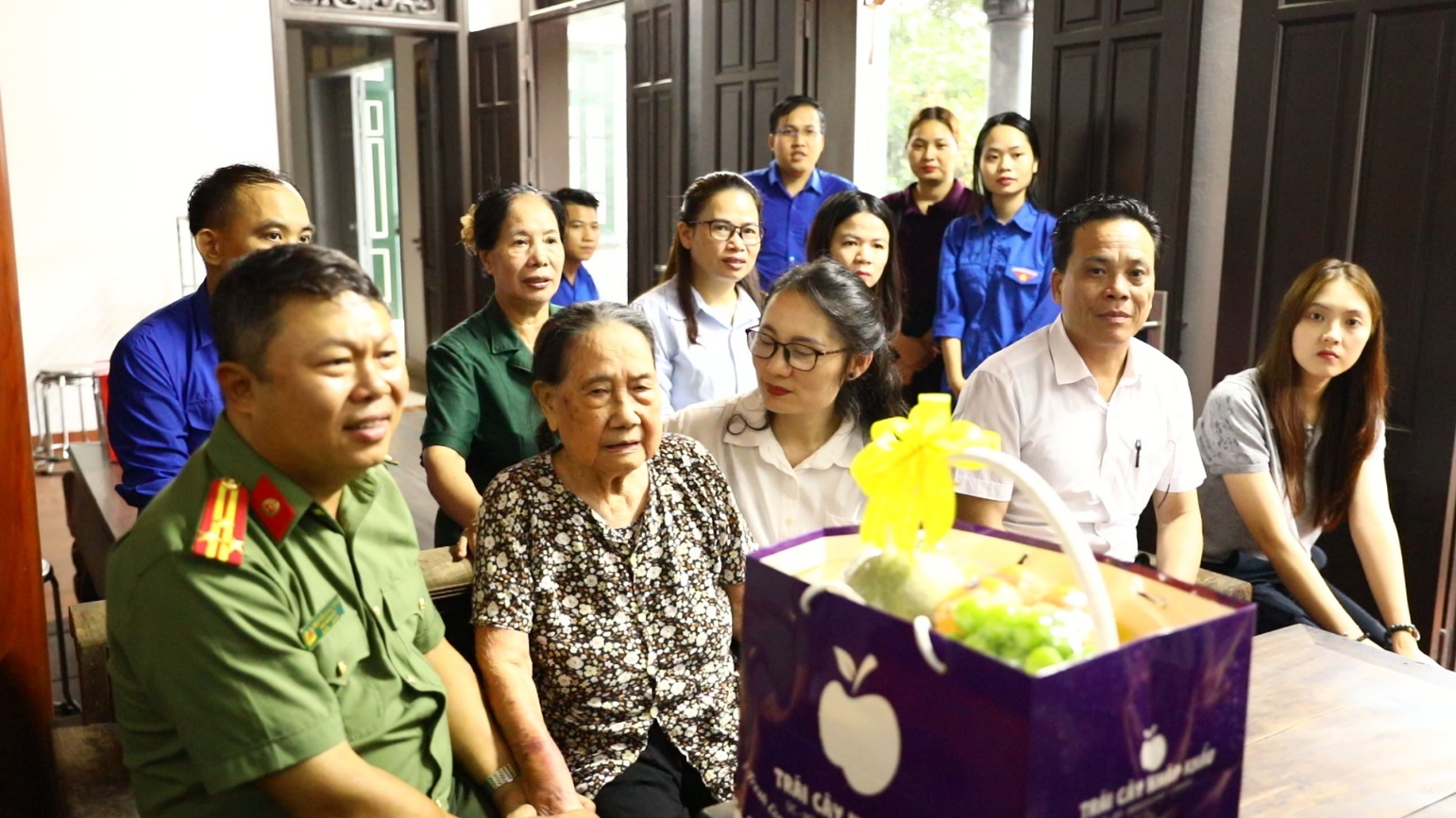 Công ty TNHH MTV Thanh Bình-BCA, Cục Công nghiệp an ninh, Bộ Công an thăm, tặng quà Mẹ Việt Nam anh hùng Nguyễn Thị Trình- Ảnh 1.