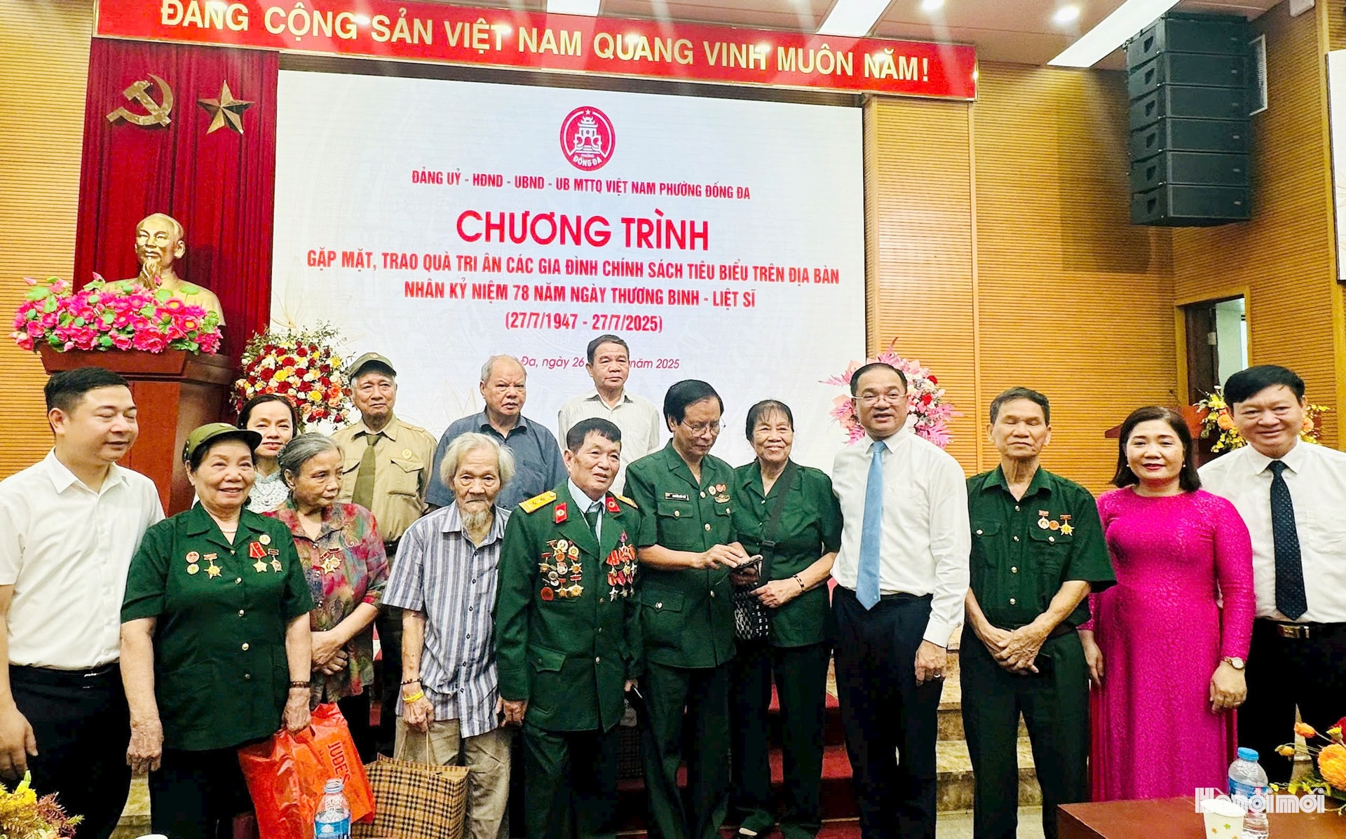 Phường Đống Đa gặp mặt, trao quà tri ân 135 gia đình chính sách tiêu biểu- Ảnh 1.