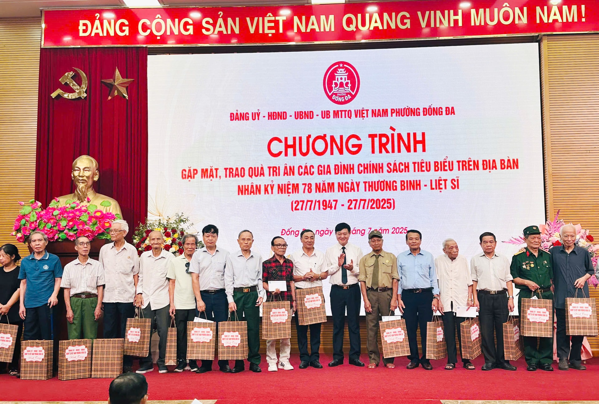 Phường Đống Đa gặp mặt, trao quà tri ân 135 gia đình chính sách tiêu biểu- Ảnh 3.