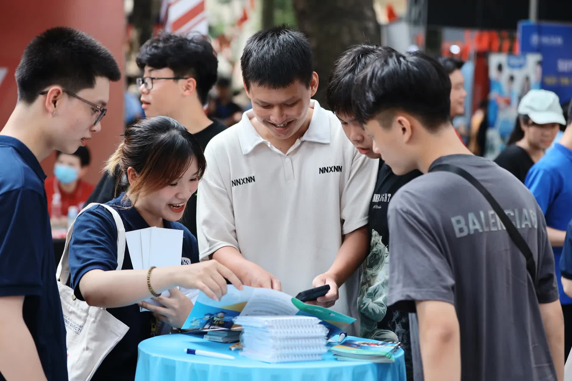 Còn 10 tiếng đăng ký nguyện vọng đại học 2025: thí sinh cần làm gì?- Ảnh 1.