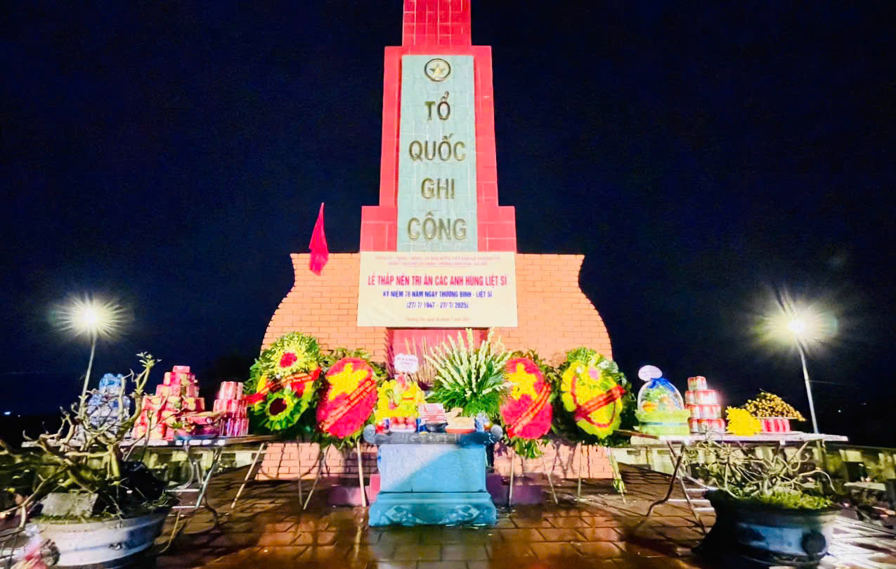 Xã Thường Tín đồng loạt tổ chức Lễ thắp nến tri ân và Lễ cầu siêu tại 8 điểm nghĩa trang liệt sĩ.