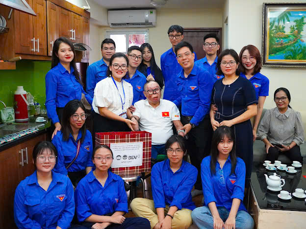 Ủy ban MTTQ Việt Nam phường Long Biên thăm hỏi, tặng quà người có công nhân kỷ niệm 78 năm Ngày Thương binh - Liệt sĩ- Ảnh 1.
