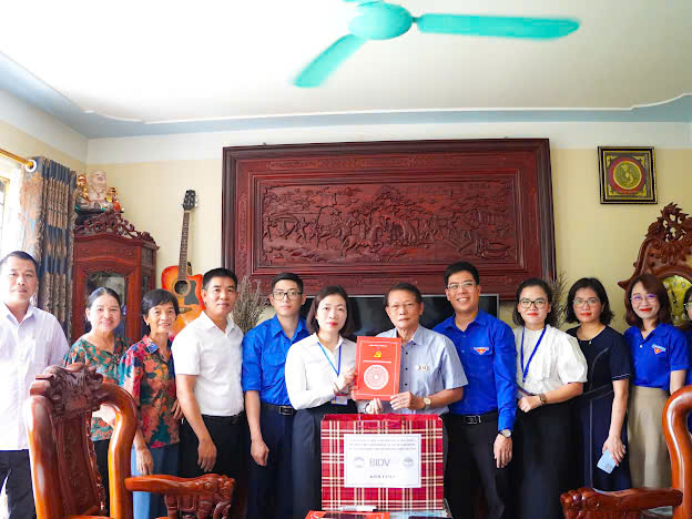 Ủy ban MTTQ Việt Nam phường Long Biên thăm hỏi, tặng quà người có công nhân kỷ niệm 78 năm Ngày Thương binh - Liệt sĩ- Ảnh 2.