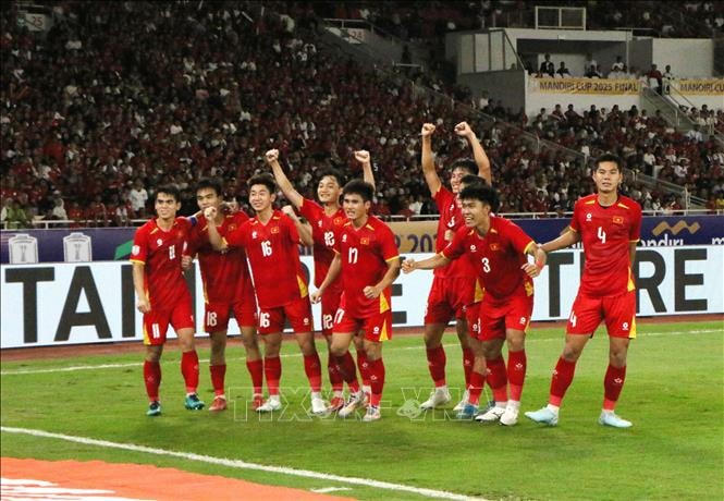 Các cầu thủ U23 Việt Nam hân hoan nâng cao cúp vô địch U23 Đông Nam Á 2025- Ảnh 6.