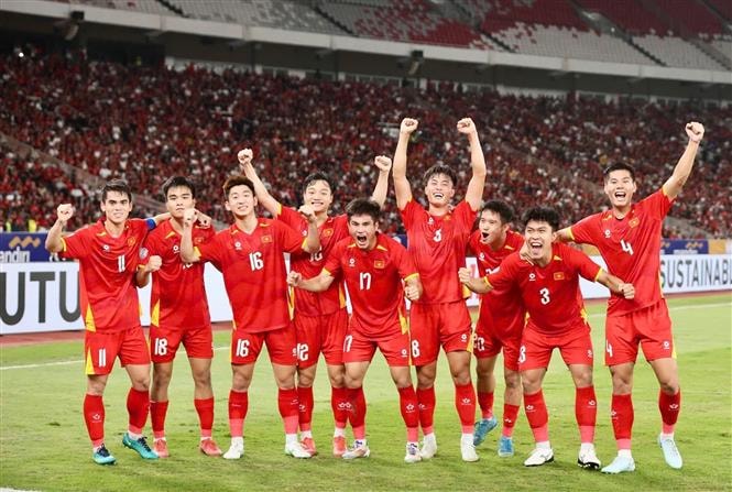 Các cầu thủ U23 Việt Nam hân hoan nâng cao cúp vô địch U23 Đông Nam Á 2025- Ảnh 3.