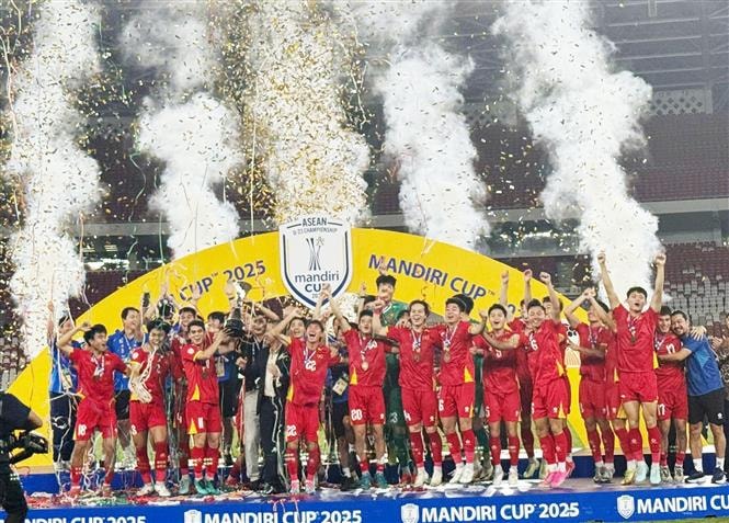 Các cầu thủ U23 Việt Nam hân hoan nâng cao cúp vô địch U23 Đông Nam Á 2025- Ảnh 1.