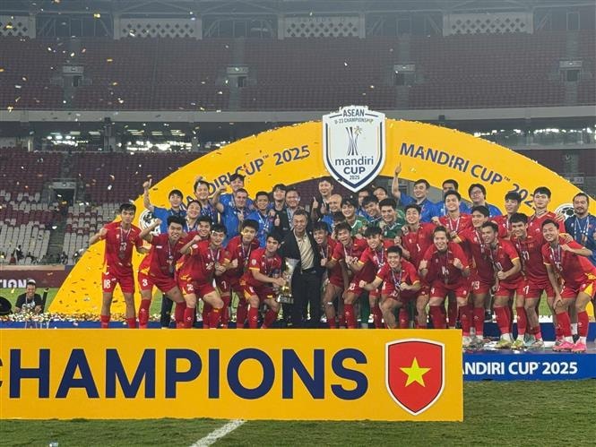 Các cầu thủ U23 Việt Nam hân hoan nâng cao cúp vô địch U23 Đông Nam Á 2025- Ảnh 2.