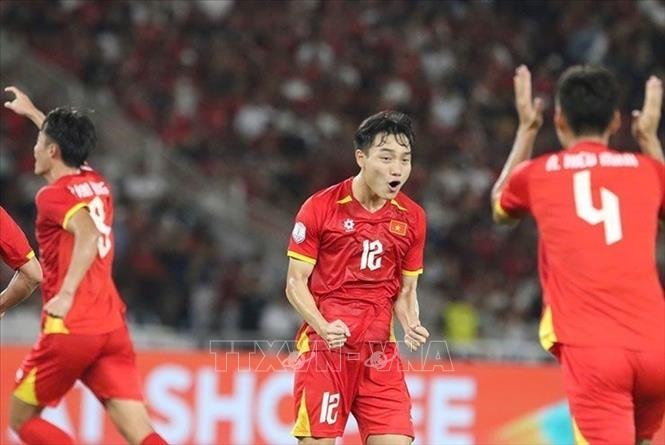Các cầu thủ U23 Việt Nam hân hoan nâng cao cúp vô địch U23 Đông Nam Á 2025- Ảnh 5.