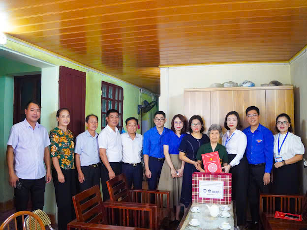 Ủy ban MTTQ Việt Nam phường Long Biên thăm hỏi, tặng quà người có công nhân kỷ niệm 78 năm Ngày Thương binh - Liệt sĩ- Ảnh 4.