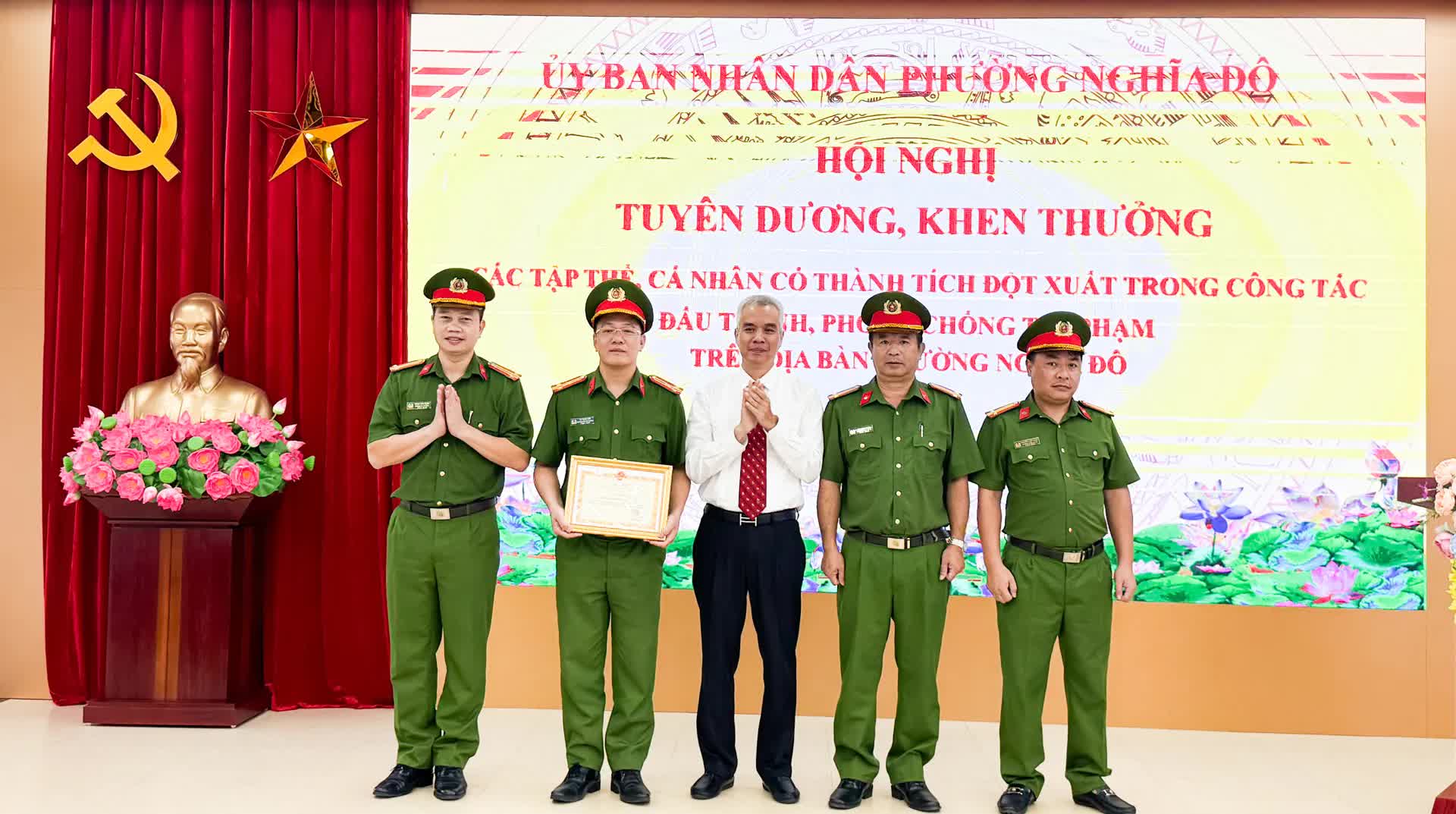 Hội nghị tuyên dương, khen thưởng thành tích đột xuất trong công tác đấu tranh, phòng chống tội phạm trên địa bàn phường Nghĩa Đô- Ảnh 2.