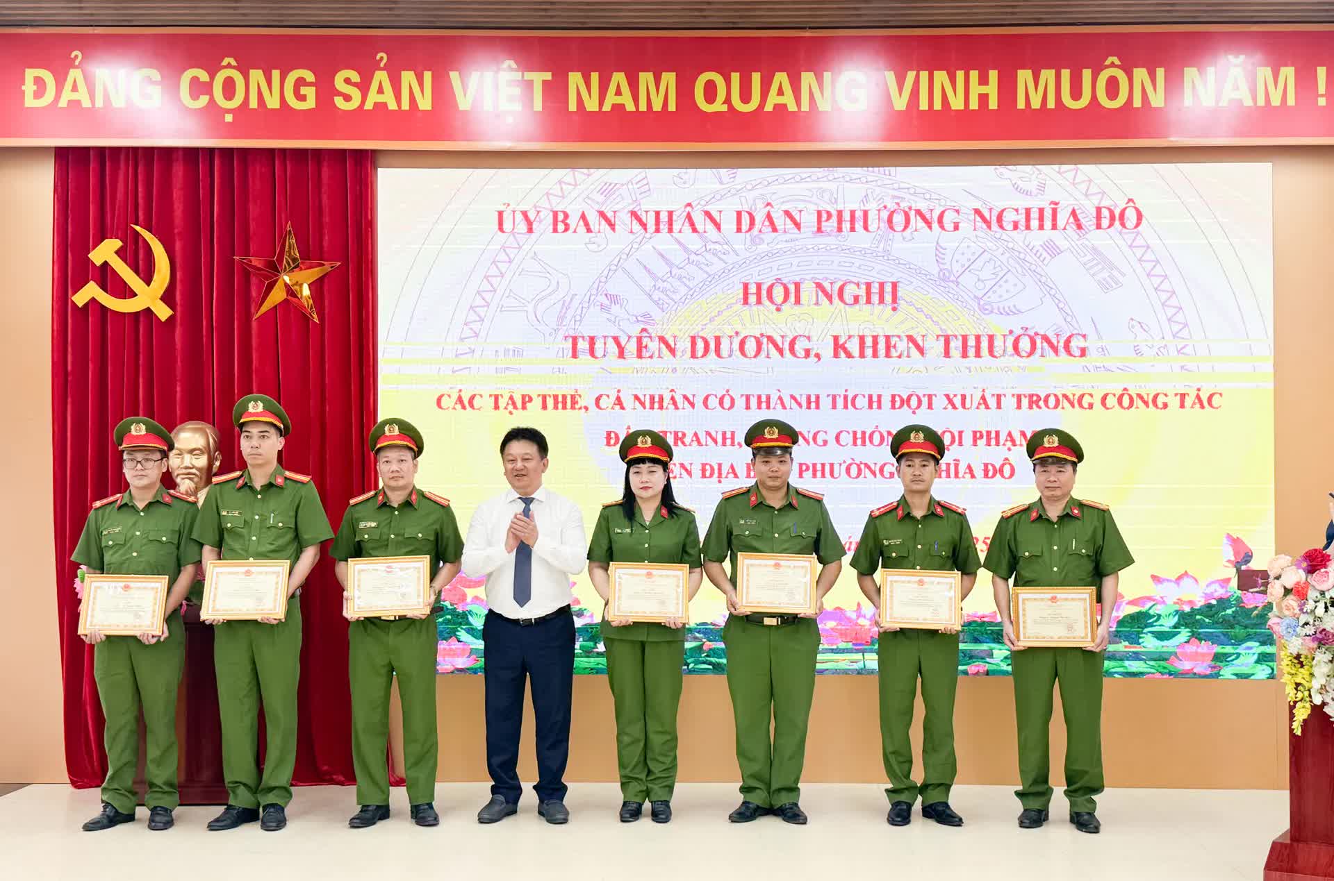 Hội nghị tuyên dương, khen thưởng thành tích đột xuất trong công tác đấu tranh, phòng chống tội phạm trên địa bàn phường Nghĩa Đô- Ảnh 3.