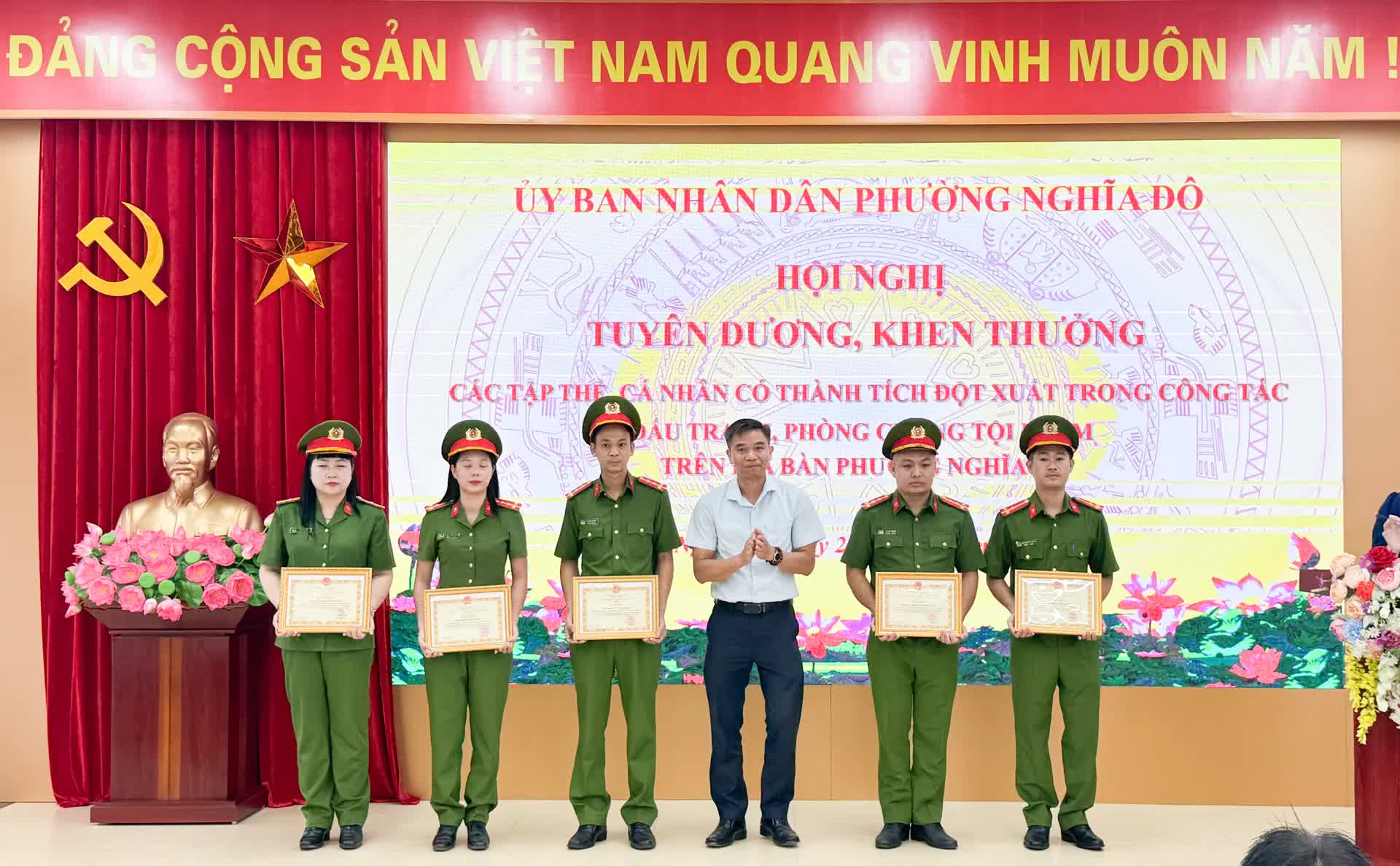 Hội nghị tuyên dương, khen thưởng thành tích đột xuất trong công tác đấu tranh, phòng chống tội phạm trên địa bàn phường Nghĩa Đô- Ảnh 4.