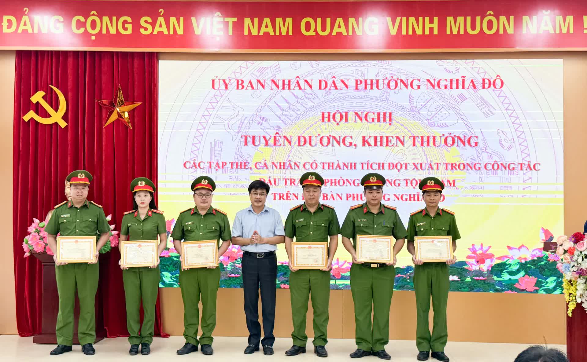 Hội nghị tuyên dương, khen thưởng thành tích đột xuất trong công tác đấu tranh, phòng chống tội phạm trên địa bàn phường Nghĩa Đô- Ảnh 5.