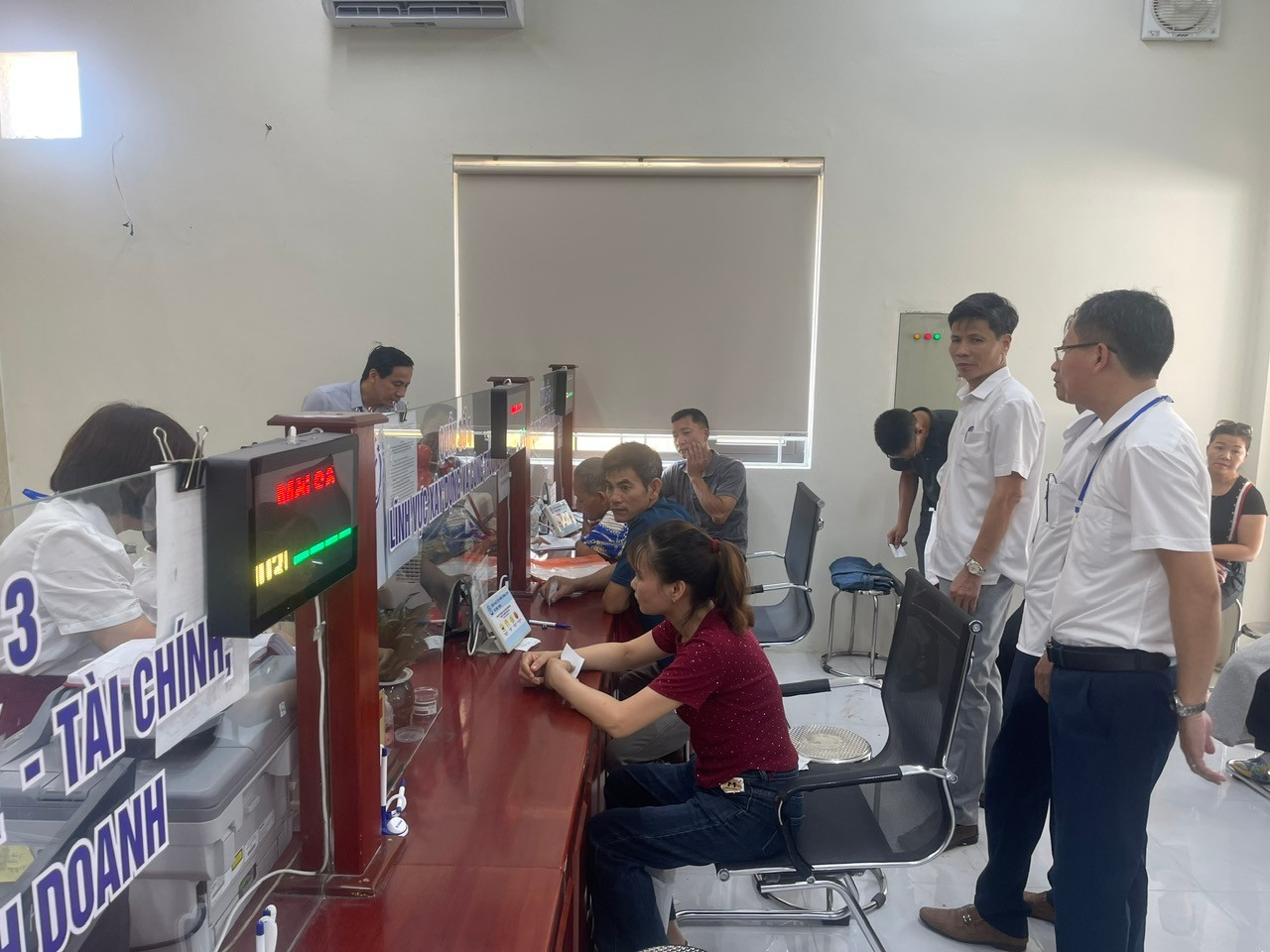 Hội đồng Nhân dân xã Ứng Thiên tổ chức khảo sát về hoạt động của điểm phục vụ hành chính công Ứng Thiên- Ảnh 1.