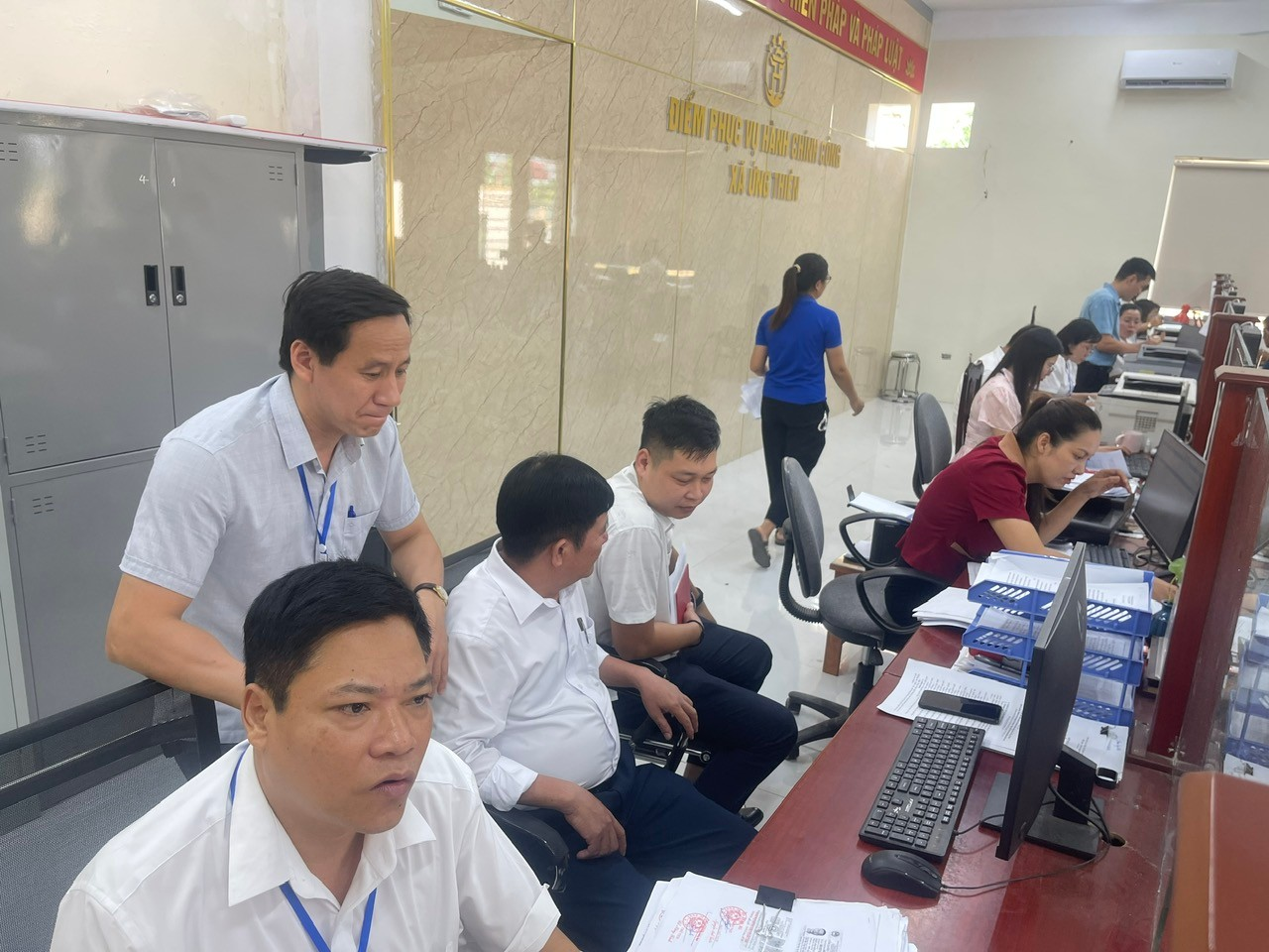 Hội đồng Nhân dân xã Ứng Thiên tổ chức khảo sát về hoạt động của điểm phục vụ hành chính công Ứng Thiên- Ảnh 2.