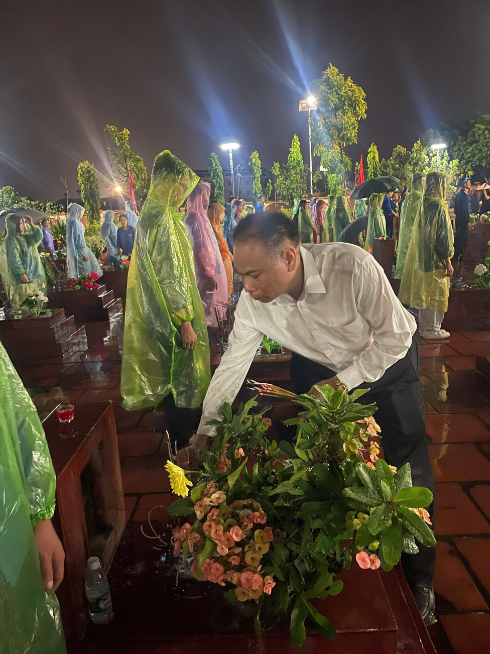 Lễ thắp nến tri ân các anh hùng liệt sỹ.- Ảnh 3.