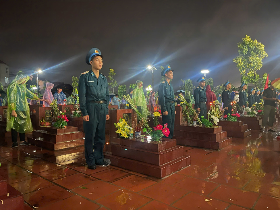Lễ thắp nến tri ân các anh hùng liệt sỹ.- Ảnh 5.
