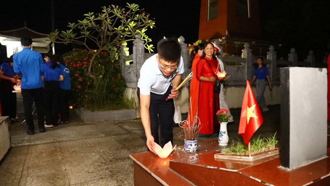 Ủy ban Mặt trận Tổ quốc xã Sơn Đồng tổ chức Lễ thắp nến tri ân các Anh hùng Liệt sĩ xã- Ảnh 4.