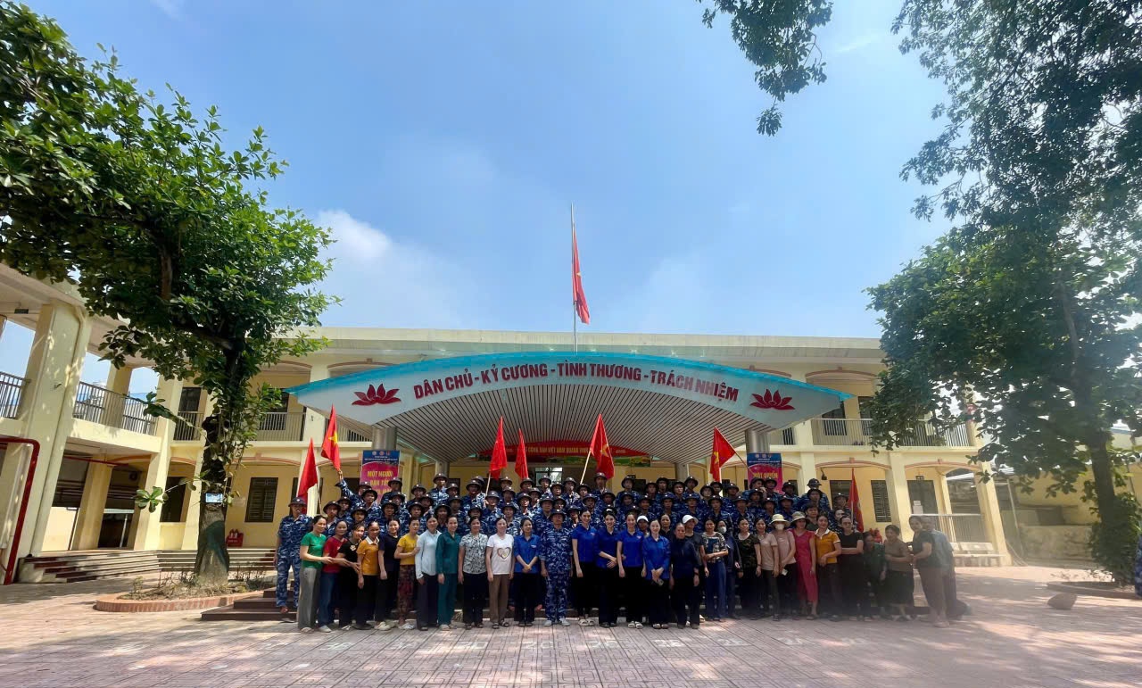 Sắc áo xanh trong mùa hè nghĩa tình trên quê hương Bình Minh