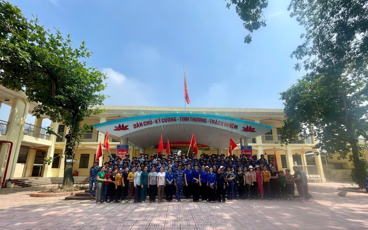 Tập thể Giáo viên trường TH Thanh Cao chụp hình lưu niệm cùng cán bộ, học viên Trung tâm