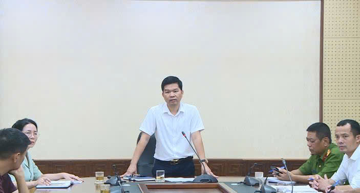UBND xã làm việc với các hộ gia đình có hành vi vận chuyển rác thải sinh hoạt, phế liệu về tập kết trái quy định trên đất nông nghiệp- Ảnh 1.
