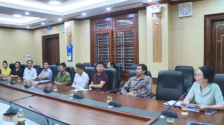 UBND xã làm việc với các hộ gia đình có hành vi vận chuyển rác thải sinh hoạt, phế liệu về tập kết trái quy định trên đất nông nghiệp- Ảnh 2.