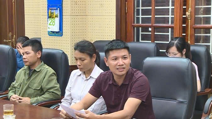 UBND xã làm việc với các hộ gia đình có hành vi vận chuyển rác thải sinh hoạt, phế liệu về tập kết trái quy định trên đất nông nghiệp- Ảnh 3.