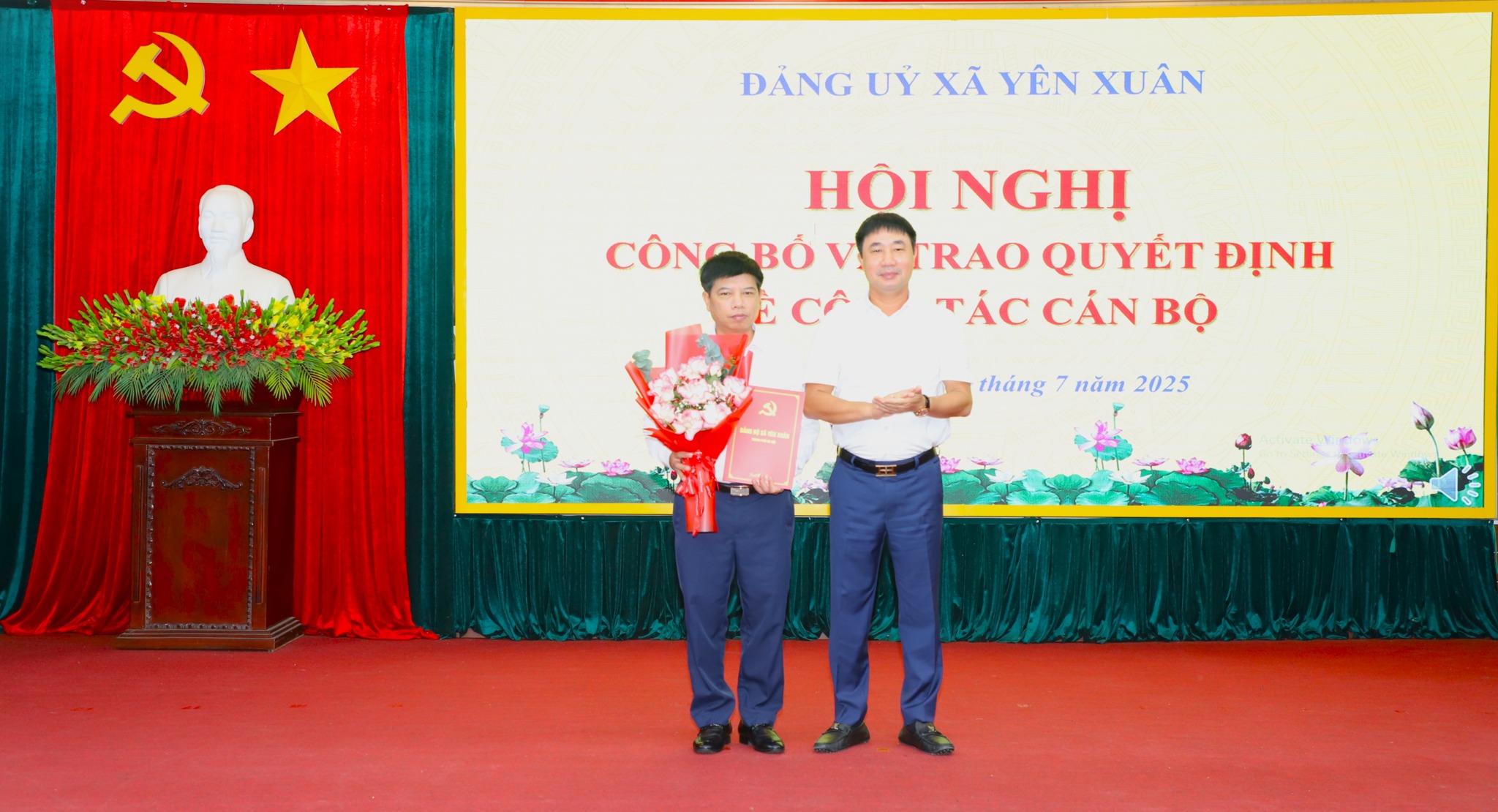 HỘI NGHỊ CÔNG BỐ VÀ TRAO QUYẾT ĐỊNH VỀ CÔNG TÁC CÁN BỘ CỦA ĐẢNG BỘ XÃ YÊN XUÂN- Ảnh 1.